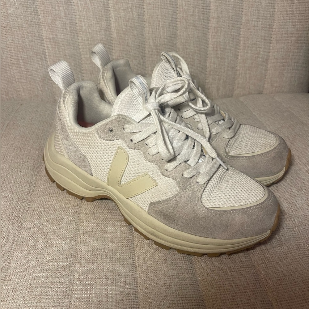 Veja | Women’s Size 7 | VENTURI ALVEOMESH WHITE
PIERRE NATURAL | Barely Worn